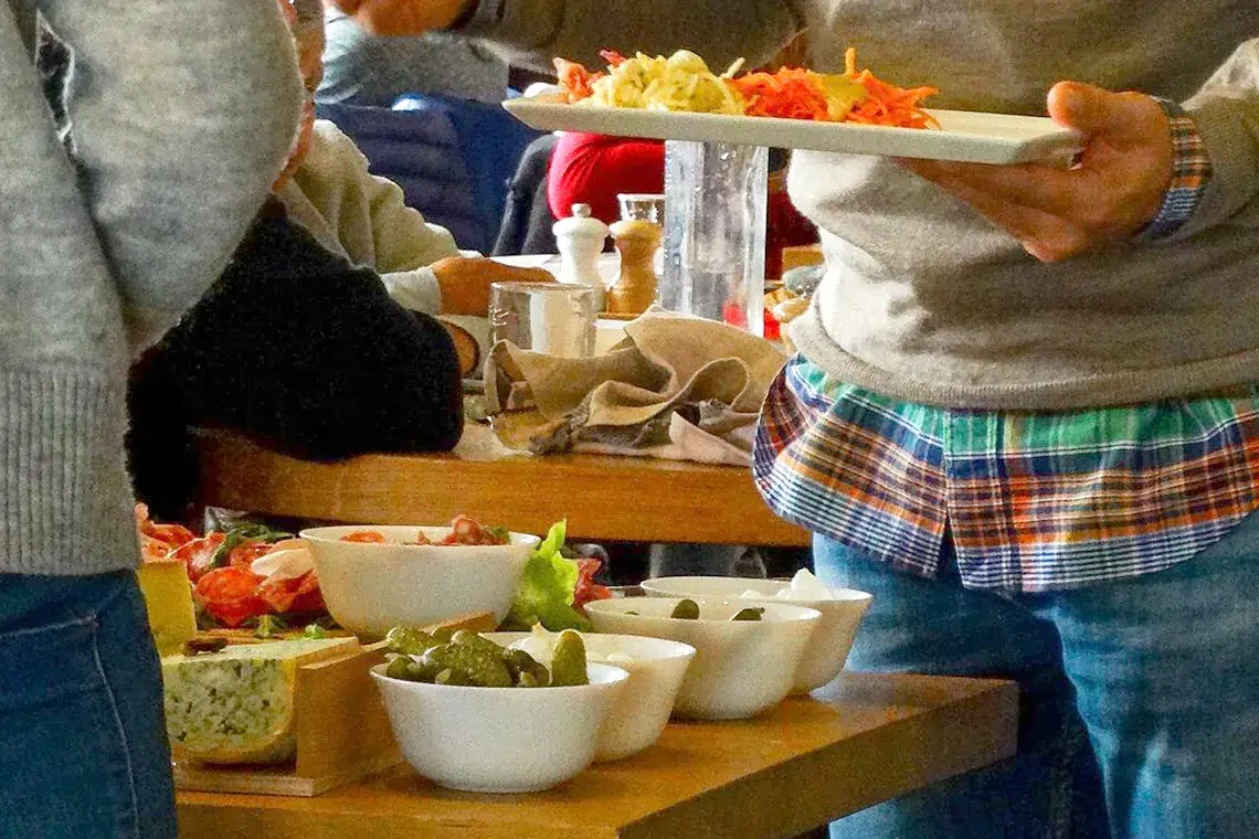 Restaurant Arbois Brunch du dimanche à Arbois (Jura) Petit-déjeuner Salé Salade Cornichons