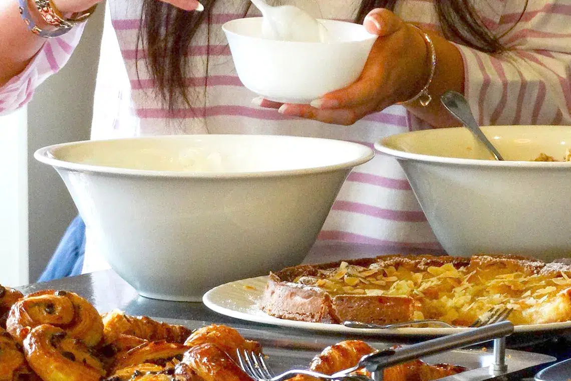 Restaurant Arbois Brunch du dimanche à Arbois (Jura) Petit-déjeuner Tartes Escargots aux raisins